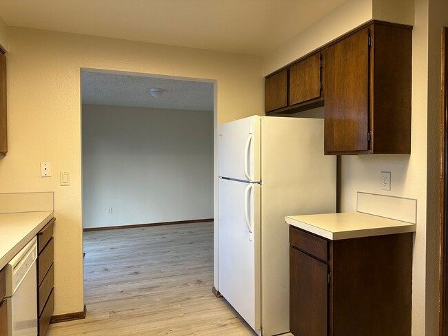 Building Photo - Centrally Located  2 Bedroom 1 Bathroom Du...