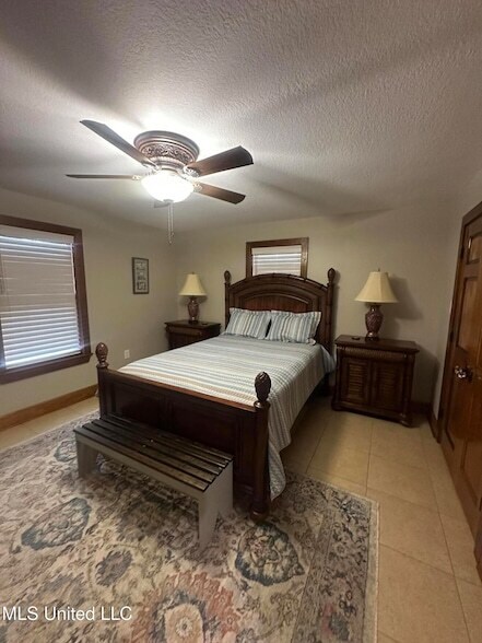 Building Photo - 10325 Clearwater Rd