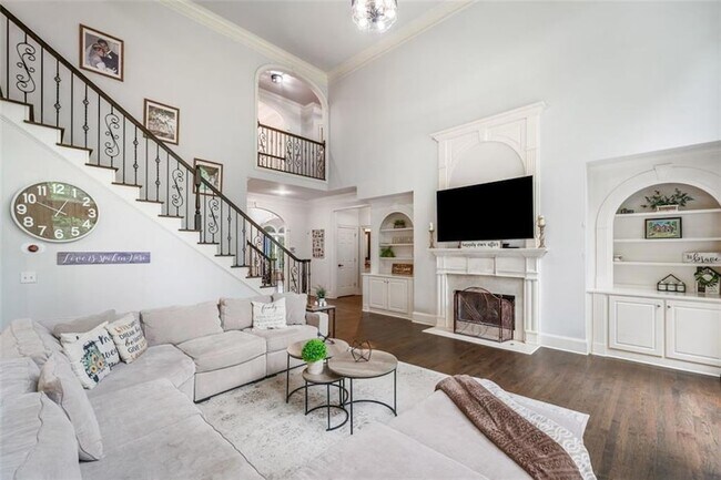 Building Photo - 882 Hallbrook Ln