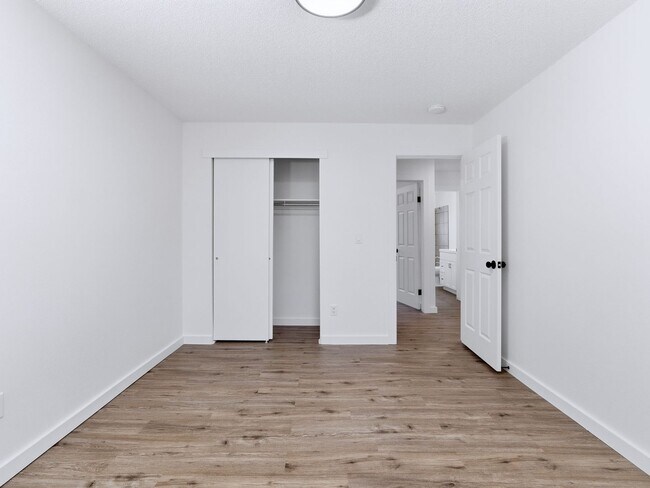 Building Photo - Modern 2 Bed, 1 Bath apartment, close to shopping.