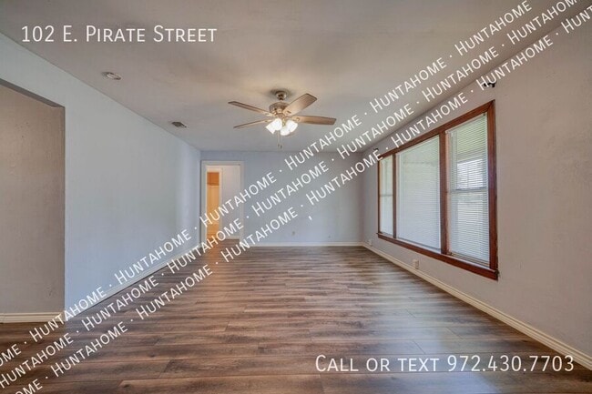 Building Photo - 102 E Pirate St