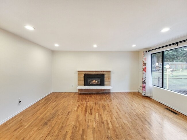 Building Photo - Charming Rambler with Ample Parking and Great Location