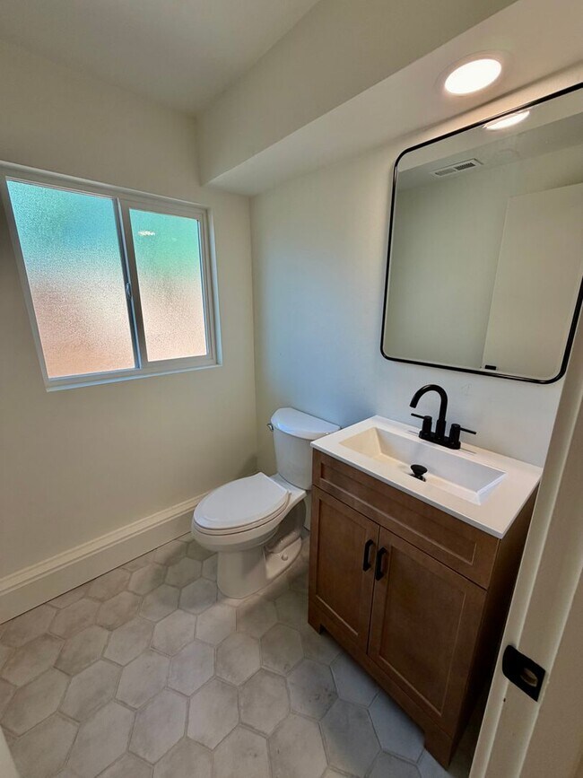 Building Photo - Freshly Remodeled 5bd/2.5bath Home w/ Daylight Basement in Heart of Multnomah Village