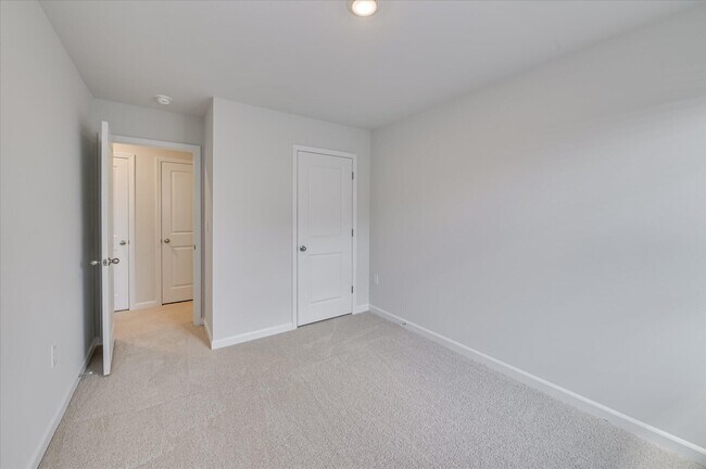 Building Photo - 811 Grovebury Ct