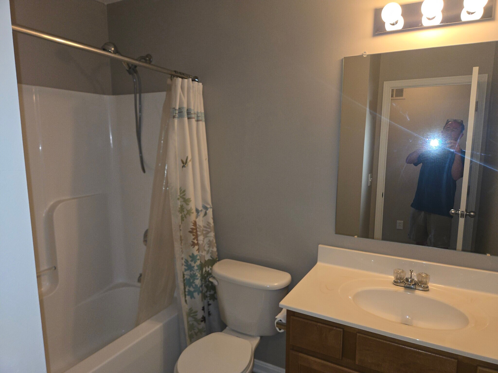 Hall bath 2nd floor - 44 Village Green Dr