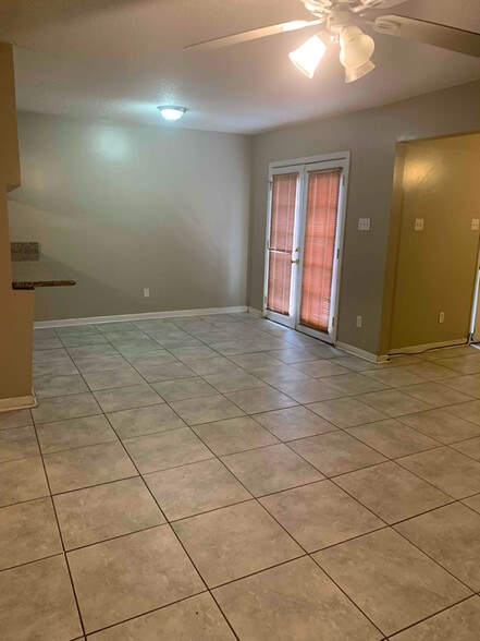 Building Photo - 708 Vouray Dr
