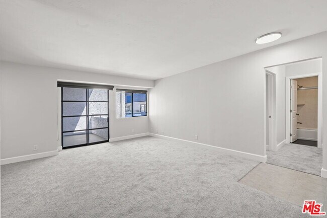 Building Photo - 10982 Roebling Ave