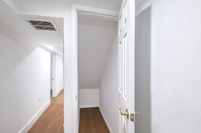 Building Photo - Columbia Heights Apartment | 1 Bed | 1 Bath | 450 Sf