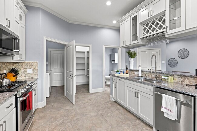 Building Photo - 2209 Silverbonnet St
