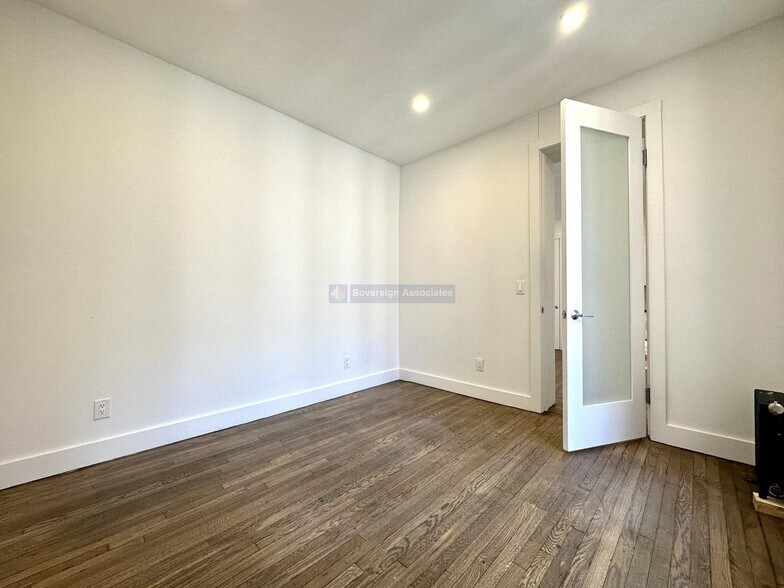 Building Photo - 45 Tiemann Pl