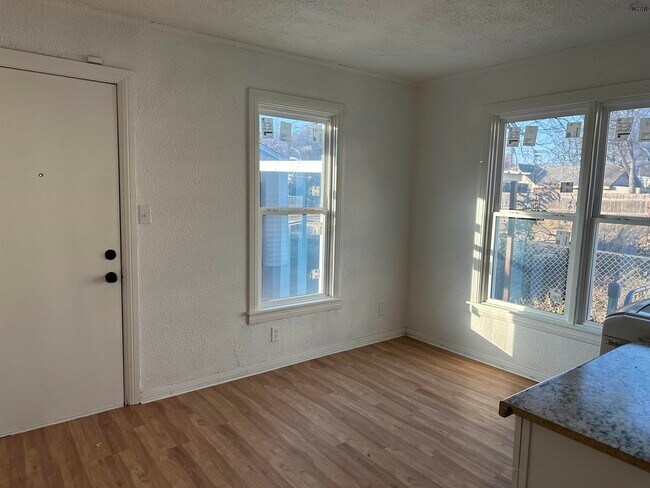 Building Photo - 3213 Hollywood Ave