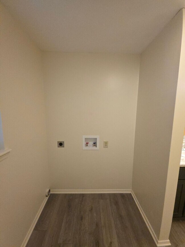 Building Photo - 1009-1023 W. 12TH