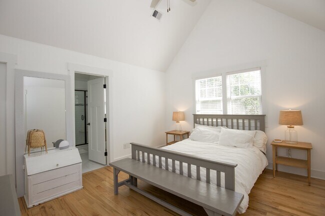 Building Photo - Charming Cottage in DOWNTOWN Southern Pines