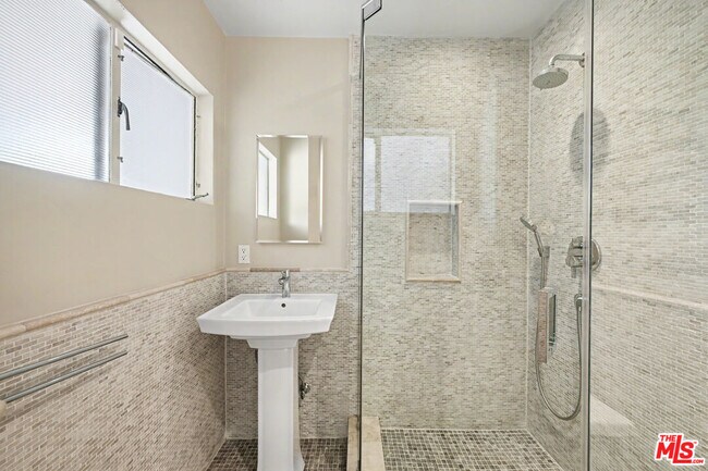 Building Photo - 9512 Duxbury Ln
