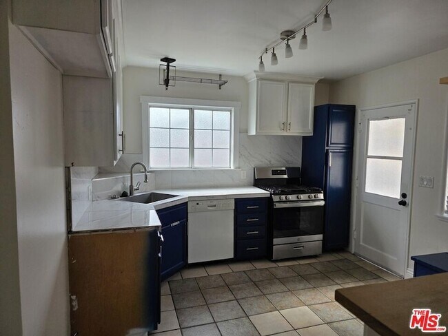 Building Photo - 509 S Catalina Ave