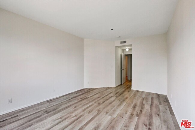 Building Photo - 10600 Wilshire Blvd
