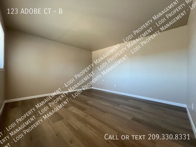 Building Photo - 123 Adobe Ct