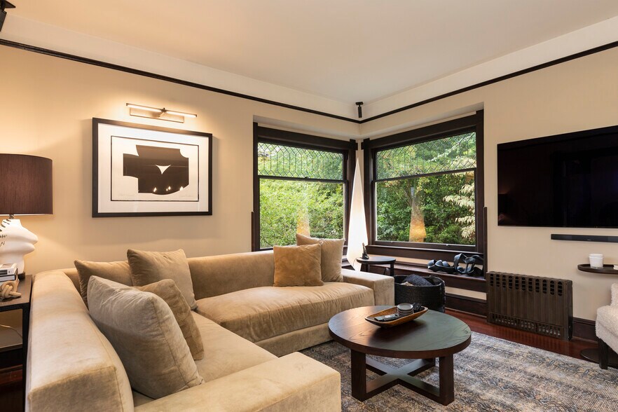 Living room - 911 W Howe St