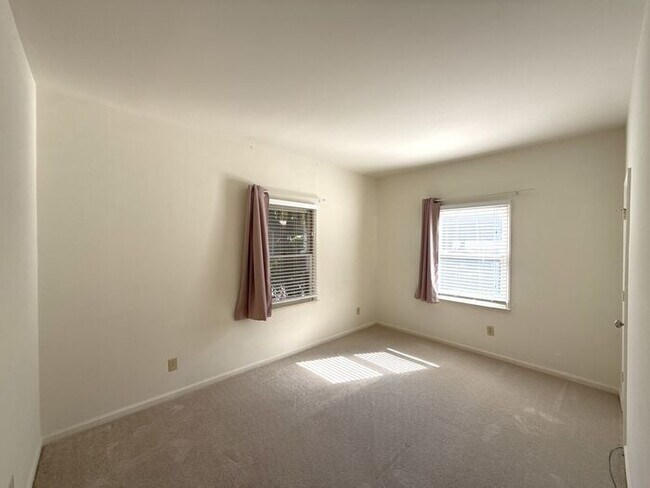 Building Photo - King John Condos