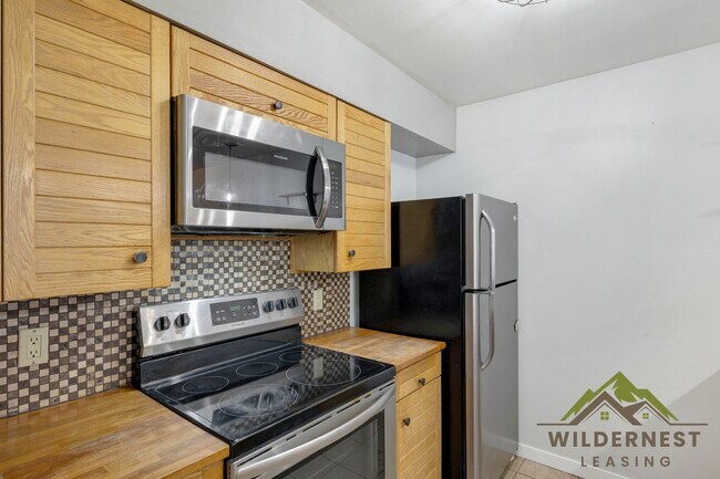 Building Photo - Steps to the Runs, Mountain Views, Spacious Ski Run 1 Bedroom Condo