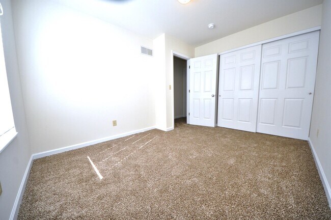 Building Photo - 667 Lakewood Dr