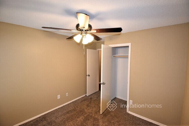 Building Photo - 813 Raintree Ln