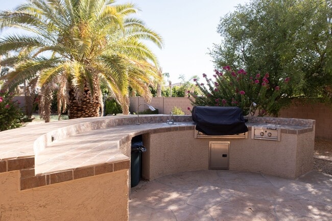 Building Photo - Stunning 5 bed/ 3.5 Bath in Pleasant Valley