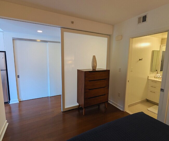 Building Photo - 900 10th St NW