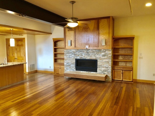 Building Photo - 905 Alley A