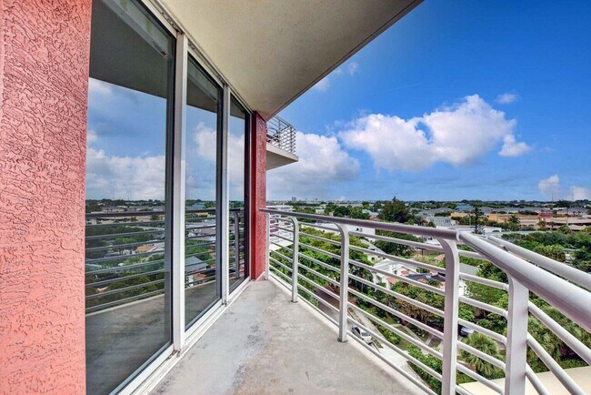 Building Photo - 1551 N Flagler Dr