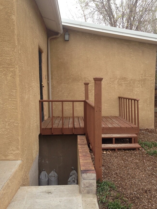 Building Photo - ABSOLUTELY DARLING 2 Bedroom  1 Bath DOWNT...