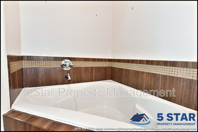 Building Photo - 5005 Moon Ranch Ln