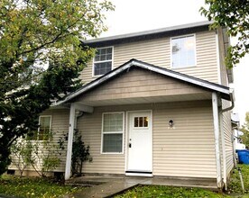 Building Photo - 3 Bedroom/2.5 Bath Home in the Carter Park...