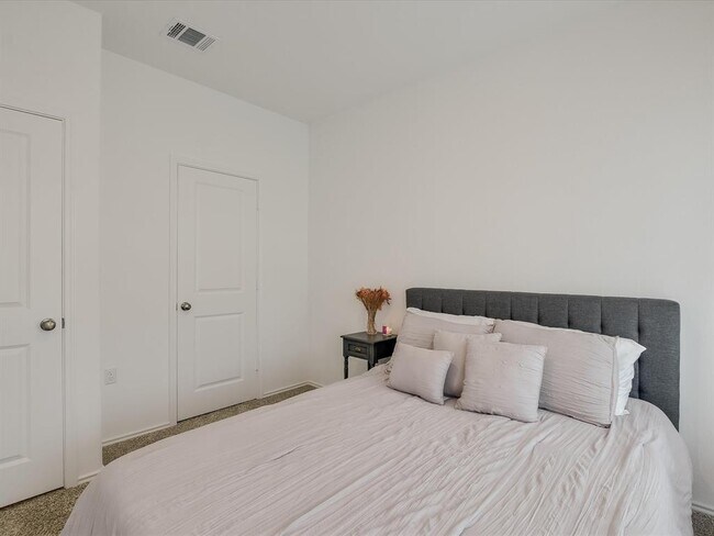 Building Photo - 2712 Louris Ln