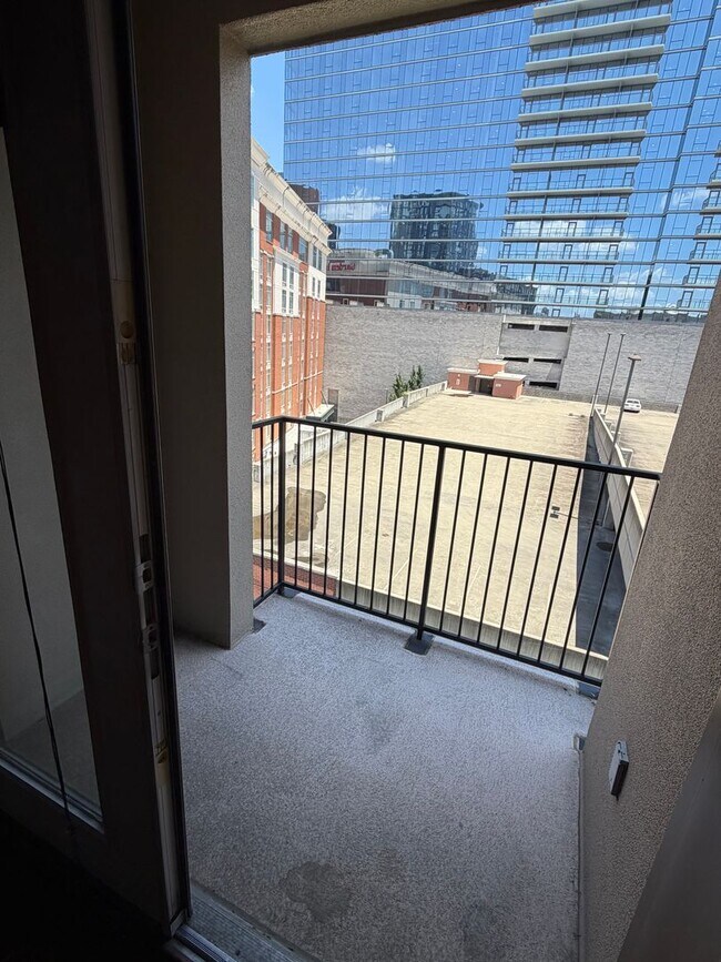 Building Photo - Modern One Bedroom Midtown Condo