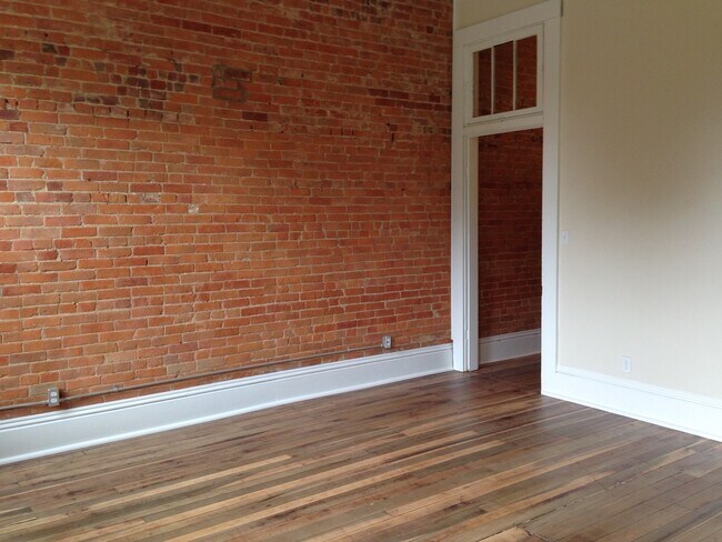 Building Photo - 2021 W Franklin St