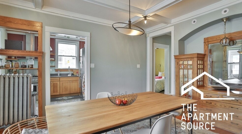 Building Photo - 2549 W Wilson Ave