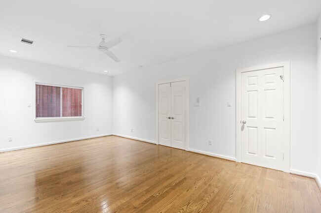 Building Photo - Live Near Memorial Park! Spacious 3BR with...
