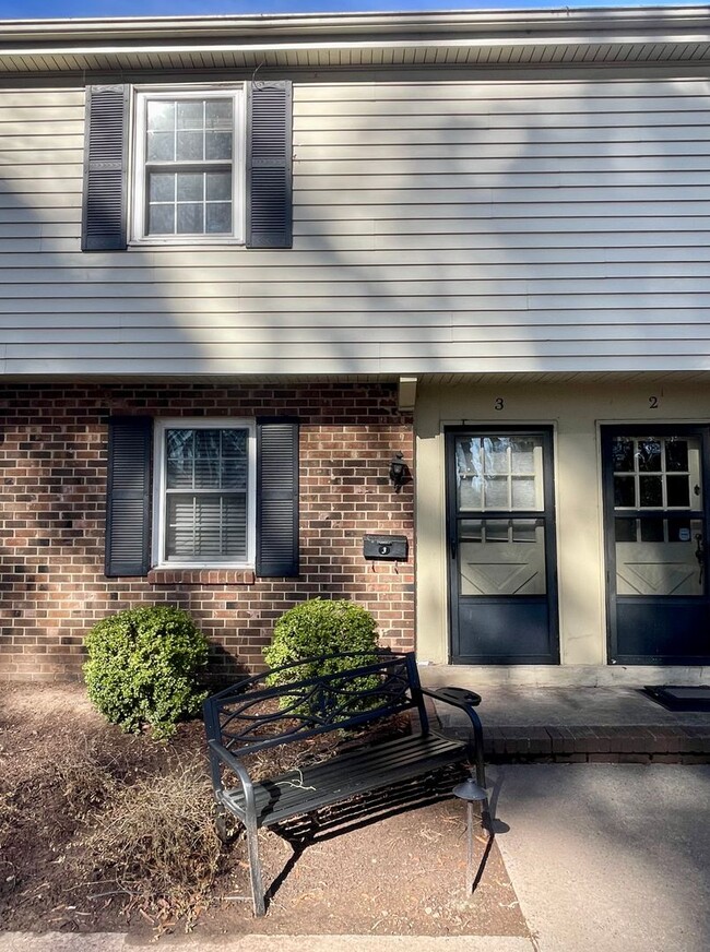 Primary Photo - Darling Townhouse in Willow Terrace - read...