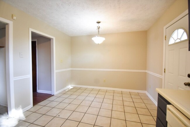 Building Photo - 2 Bedroom 1.5 Bathroom Townhome- Small Dogs Okay