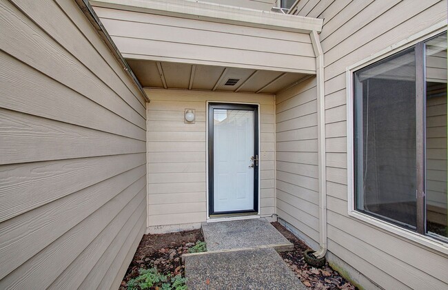 Building Photo - WELL MAINTAINED 2 BR, 2 BA TOWNHOME BY VAN MALL AREA!