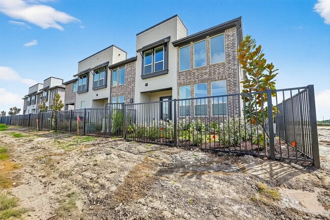 Building Photo - 16739 Lake Austin St