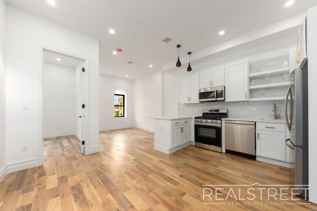 Building Photo - STUNNING TRUE 4 BED 2 BATH IN PRIME BUSHWICK TOWNHOUSE