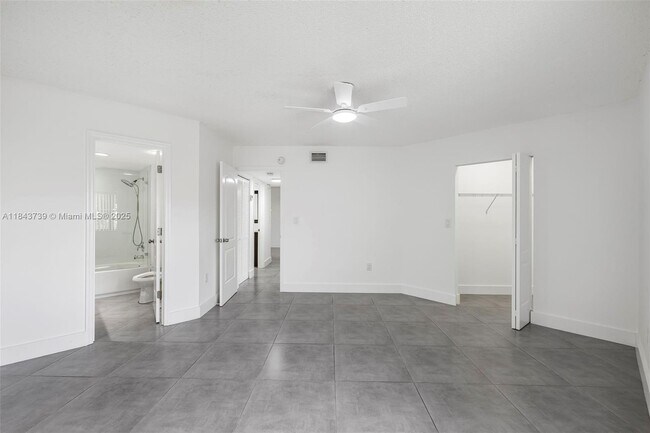 Building Photo - 9407 Fontainebleau Blvd