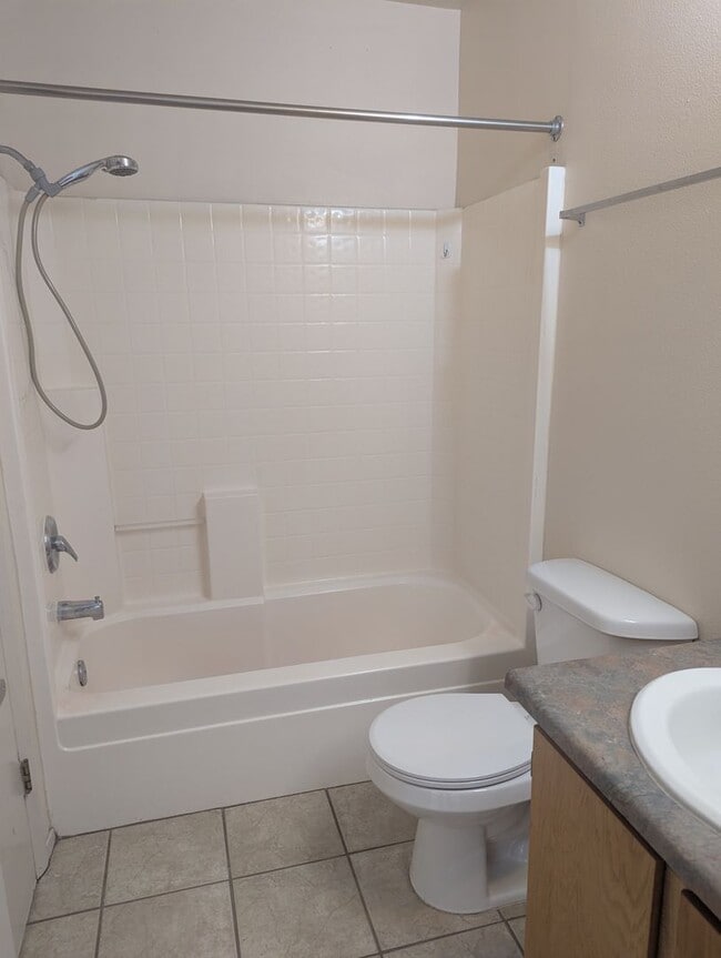 Building Photo - One Bedroom Smokey Lane Condo!