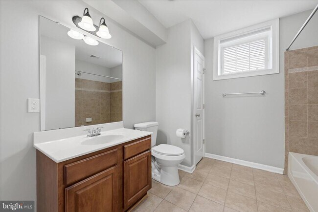 Building Photo - 102 Bramble Ct