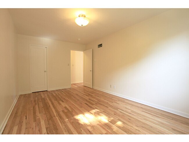 Building Photo - Retro Townhome in Beautiful Serene Setting!