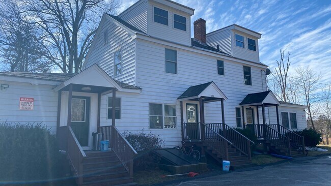 Building Photo - Large 4 Bedroom Apartment All Utilities In...
