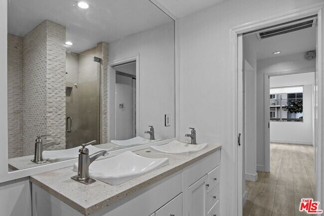 Building Photo - 10751 Wilshire Blvd