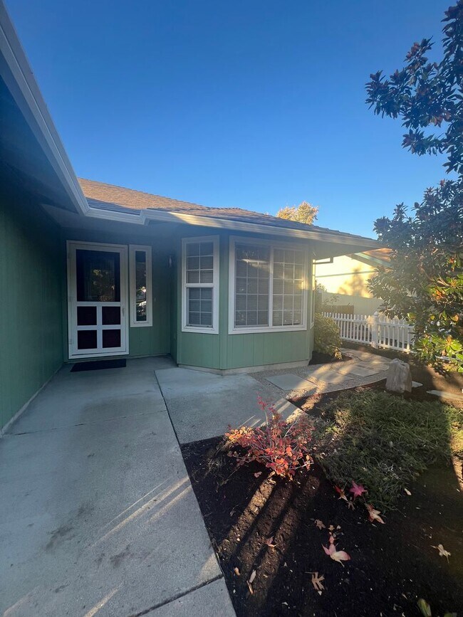 Building Photo - Move in ready three bed/two bath home | Av...